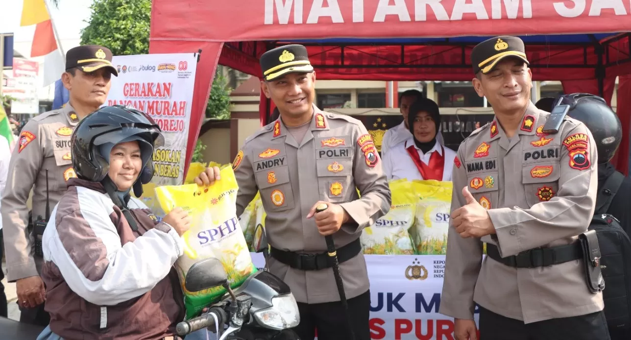  Penyaluran beras SPHP di depan di depan Mapolres Purworejo.   (Istimewa)