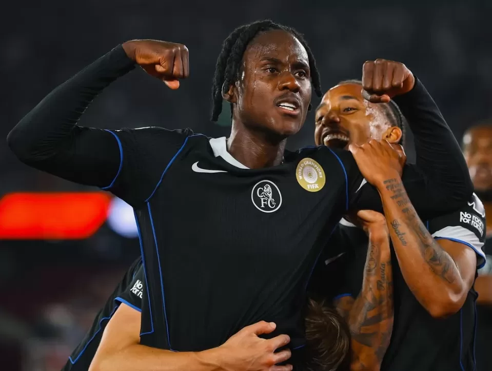   Trevoh Chalobah merayakan gol kelima Chelsea. ( Sumber: Instagram @chelseafc) )
