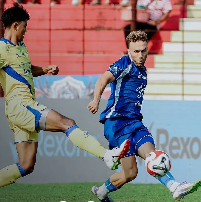 Motor permainan PSIM Yogyakarta, Ze Valente menyumbang satu gol dari titik putih dalam pertandingan sangat dramatis melawan juara bertahan, Persib Bandung (Foto Capture IG PSIM Official) 