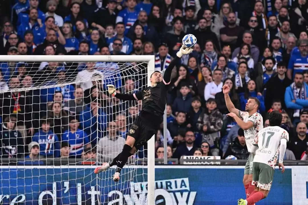 Aksi Emil Audero Mulyadi saat tampil di klub sebelumnya Palermo. Saat ini Emil membela klub Seri A Cremonese dan tampil gemilang menaklukan AC Milan, Minggu (24/8/2025) dini hari. (Foto IG Emil Audero