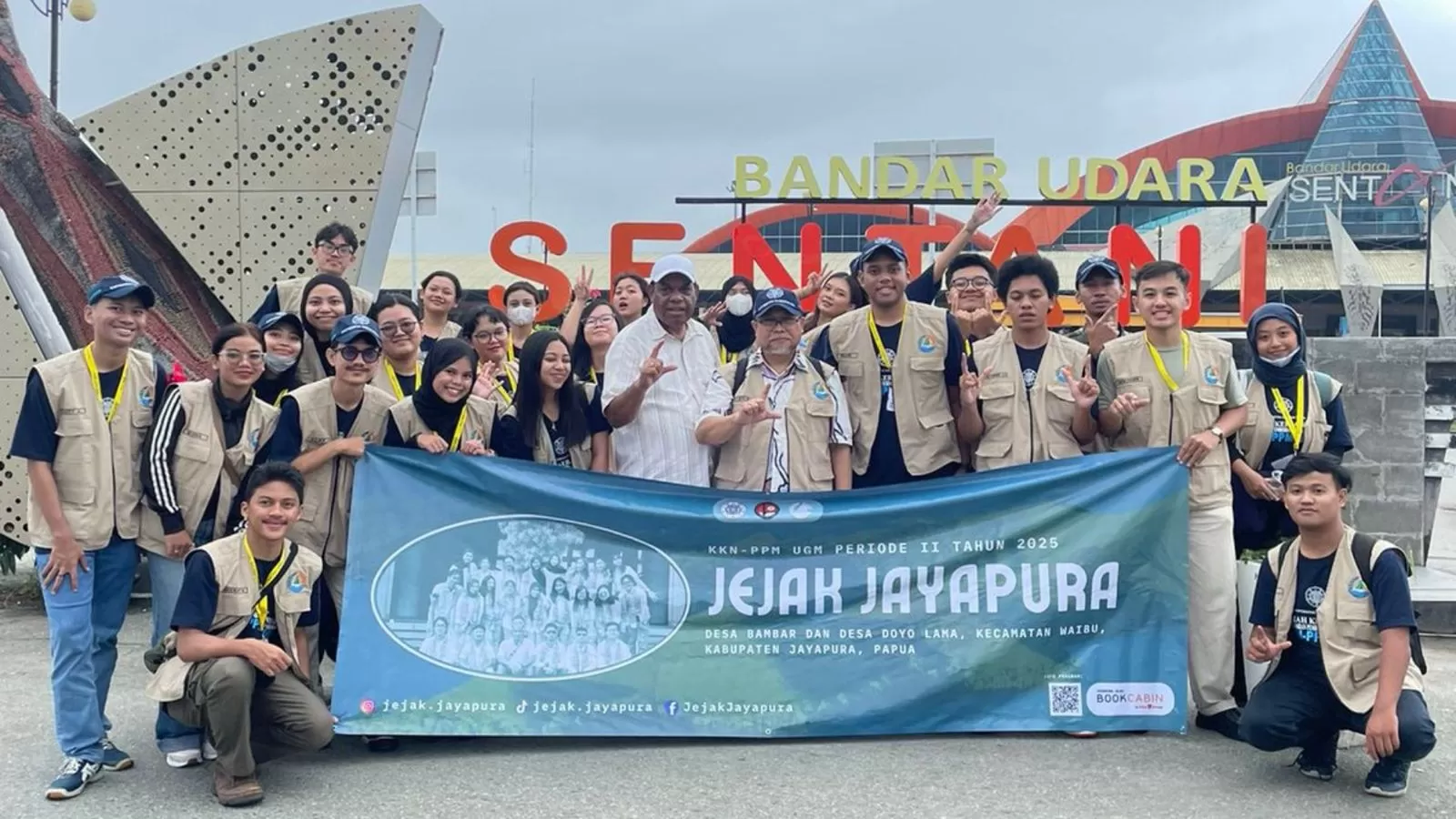 Tim KKN-PPM UGM yang bertugas di Distrik Waibu, Kabupaten Jayapura, Provinsi Papua. (Sumber foto: Tim Jejak Jayapura)