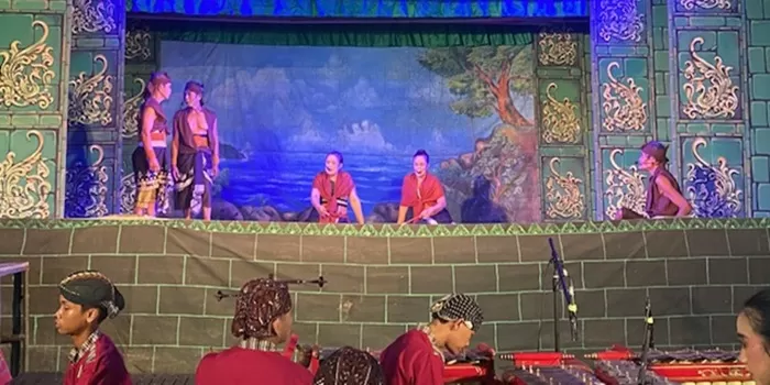 Anak-anak muda yang tergabung dalam sanggar seni Kusuma Arum tampil dalam pentas kethoprak. 