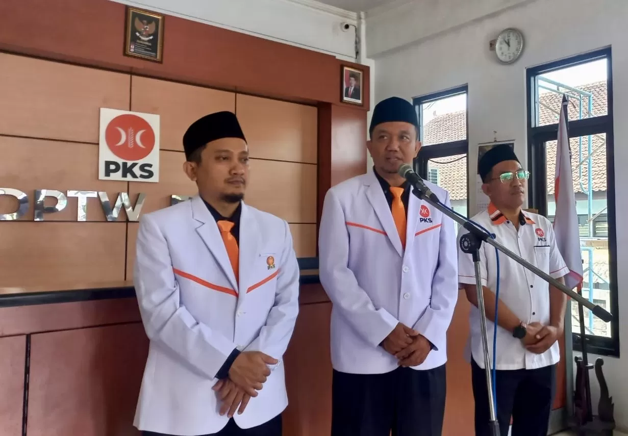 Pimpinan baru PKS DIY saat berikan pernyataan pada media (Harminanto)