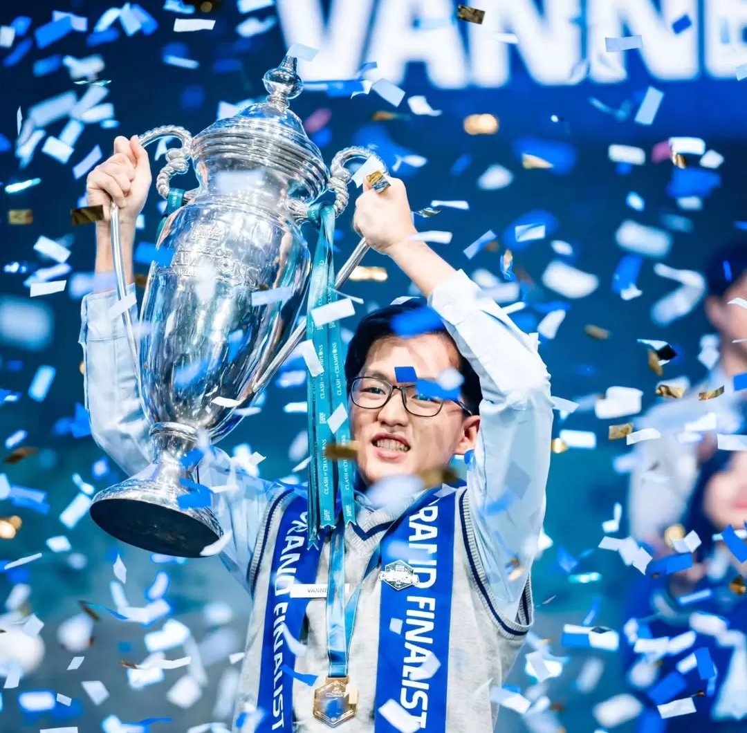 Vannes Wijaya menerima penghargaan sebagai juara Clash of Champions (COC) Season 2. (Foto: IG/@vanneswij).