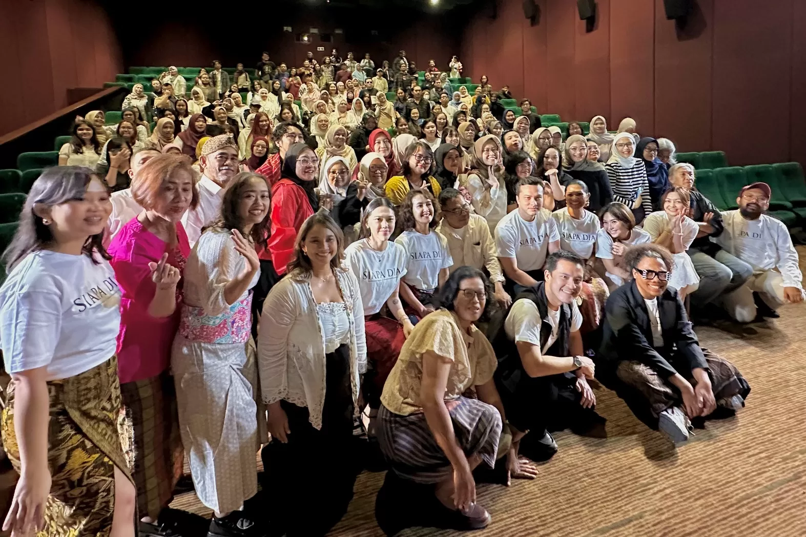 Cast Siapa Dia berfoto bersama penonton (Harminanto)