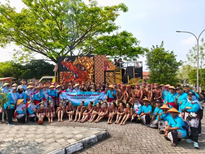 Para penari kolosal SMAN 1 Galur usai menerima hadiah.  (Ist)