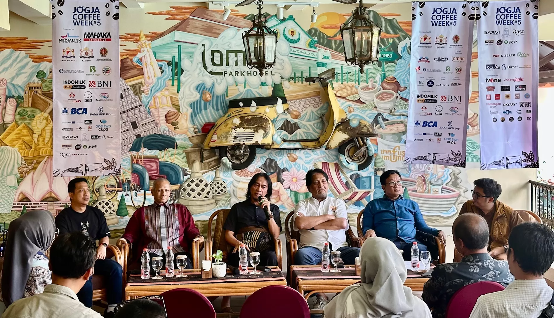 Penyelenggara saat berbincang dengan media (Harminanto)