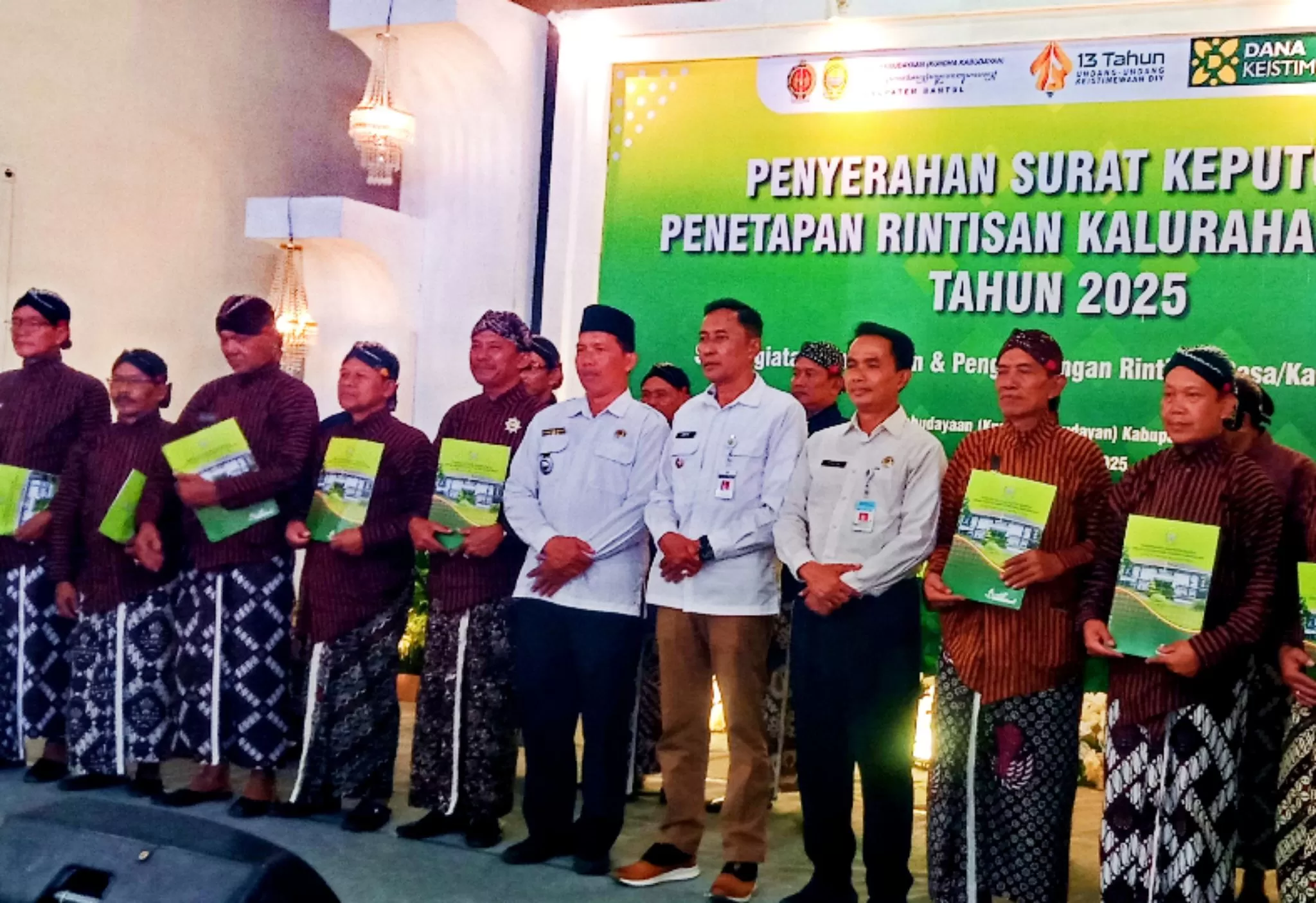 Foto KR Judiman Penyerahan SK Bupati kepada 10 Lurah yang yang Kalurahannya ditetapkan sebagai Rintisan Kalurahan Budaya. 