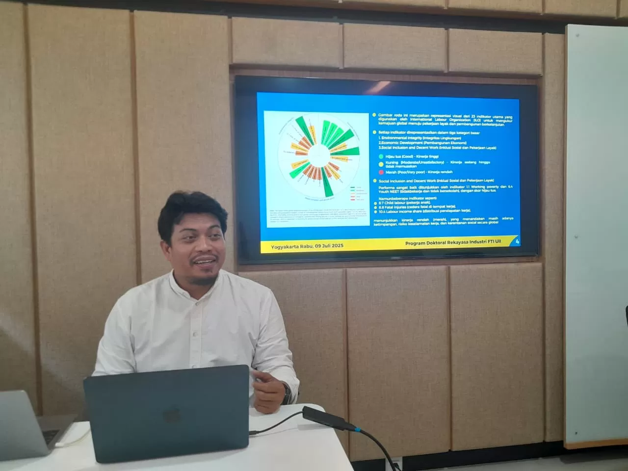  Dr Ahmad Padhil memaparkan hasil penelitian untuk disertasinya  (istimewa)