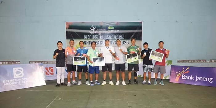 Pasangan M Syahid/Arif Darmawan merebut gelar juara nomor ganda putra jumlah usia 100 tahun. 