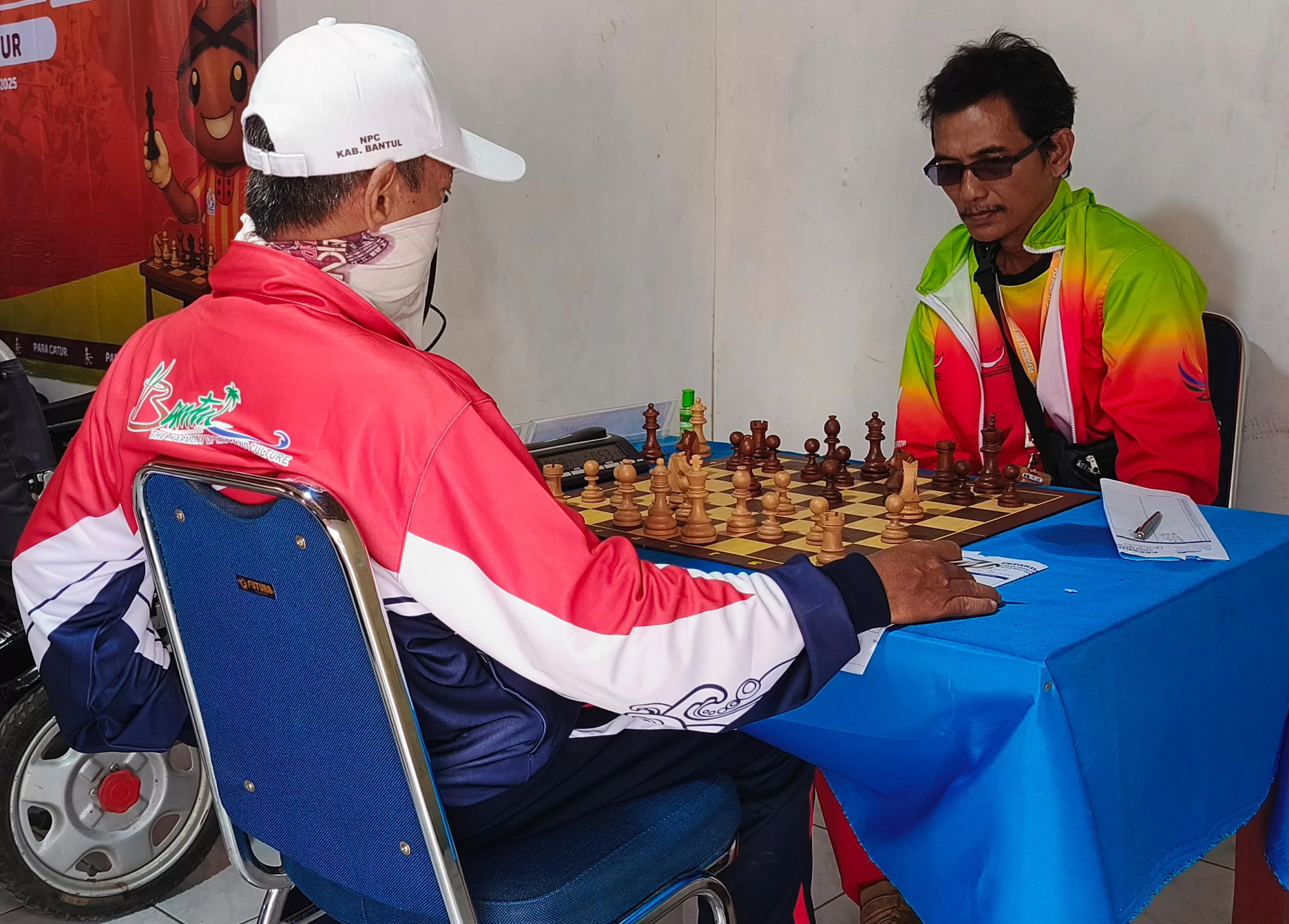 Atlet para catur Kota Yogyakarta, Ipik Gandama (jaket hijau merah) sukses meraih medali emas nomor catur klasik daksa putra di ajang Peparda IV DIY 2025. (Adhitya Asros)