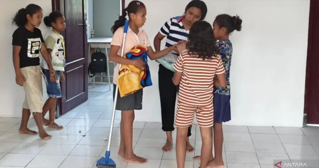    Para siswi dan wali asuh membagi tugas pertama mereka menempati asrama putri Sekolah Rakyat Menengah Pertama (SRMP) 19 Kupang di Naibonat, Kabupaten Kupang, Nusa Tenggara Timur. ((ANTARA/M Riezko Bima Elko Prasetyo))