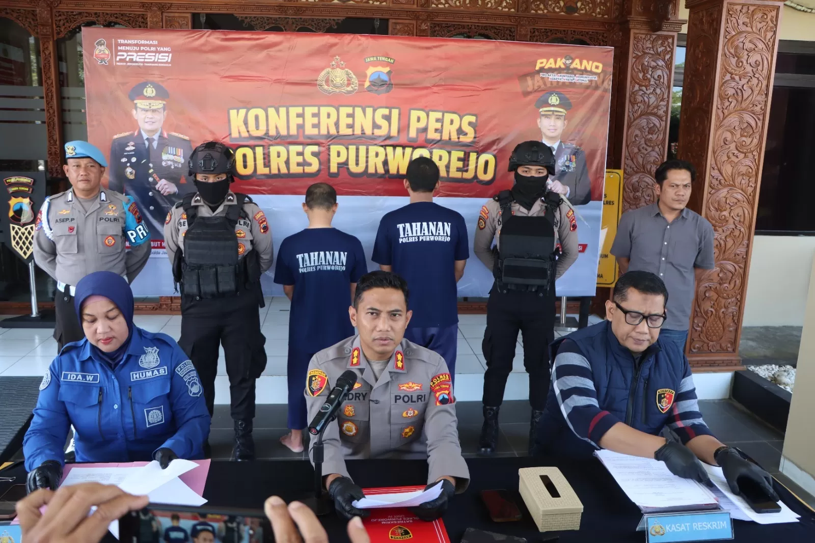 Pelaku berikut barang bukti kejahatan saat diamankan di Mapolres Purworejo. (Hendri Utomo)