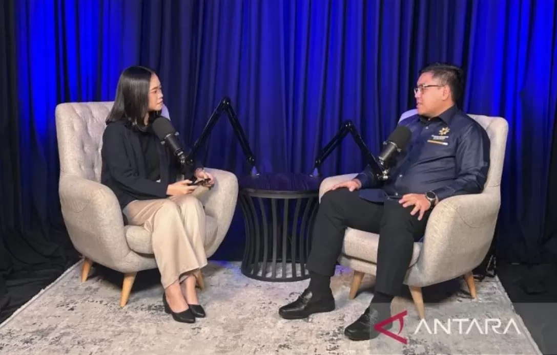 Deputi Bidang Diseminasi dan Media Informasi Kantor Komunikasi Kepresidenan (Presidential Communication Office/PCO) Noudhy Valdryno (kanan) dalam wawancara khusus dengan ANTARA di Jakarta, Kamis (7/8/ ((ANTARA/Agatha Olivia Victoria))