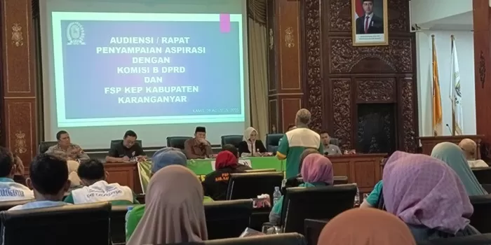 Demo buruh di gedung DPRD Karanganyar. (Foto: Abdul Alim) 