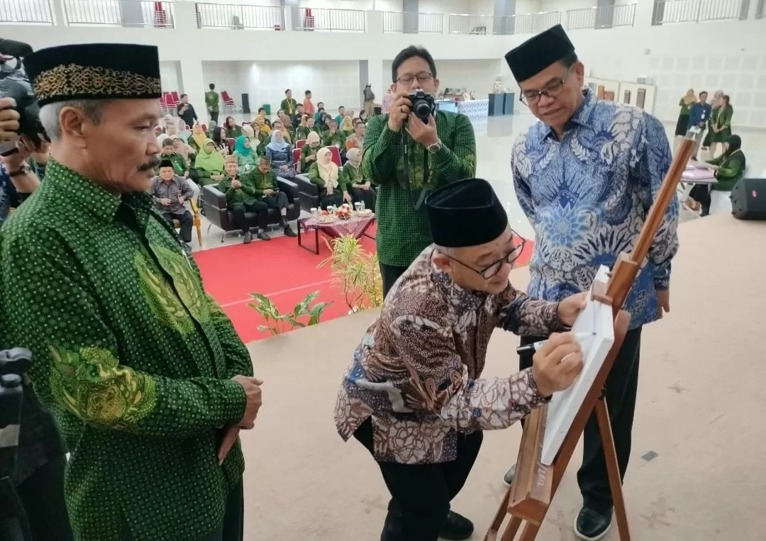  Mendikdasmen Prof Abdul Mu'ti menuliskan kesan-kesan di sela SemNasDik#4 FKIP UST.  (Ist)