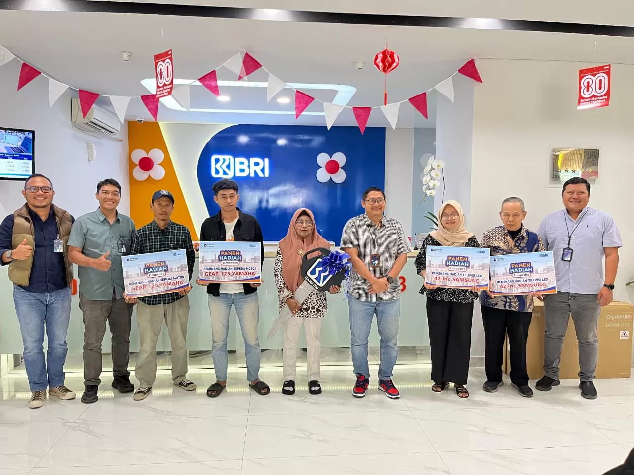 Aditya Wisnu Putra bersama pemenang undian PHS. (Foto Istimewa)