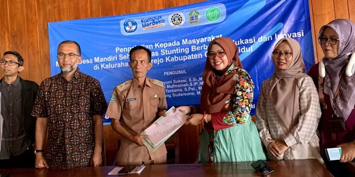 Tim PkM UAD bersama kader Posyandu dan masyarakat Tegalrejo, Gedangsari, Gunungkidul, DIY membuat terobosan inovasi nuget ikan lele dan nila sebagai solusi pencegahan stunting berbasis pangan lokal.  