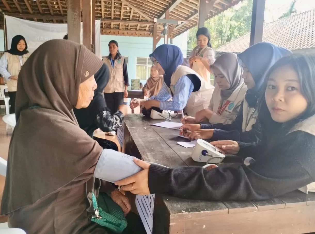 Mahasiswa Unriyo saat lakukan cek kesehatan warga di lokasi KKN (Ist)
