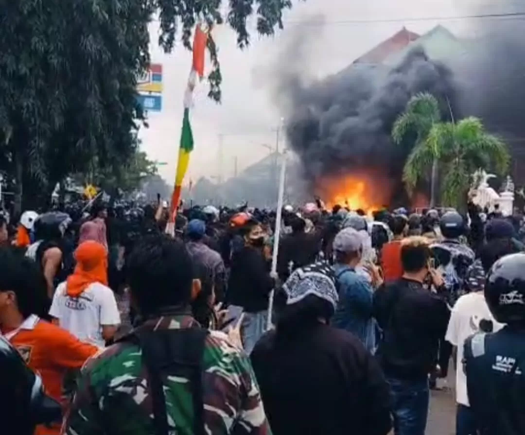  Asap hitam mengepul dari komplek kantor DPRD Cilacap akibat kericuhan.&nbsp;Photo: Istimewa
