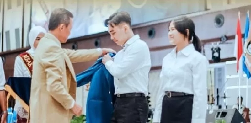 Ilustrasi. Pemakaian jaket almamater 