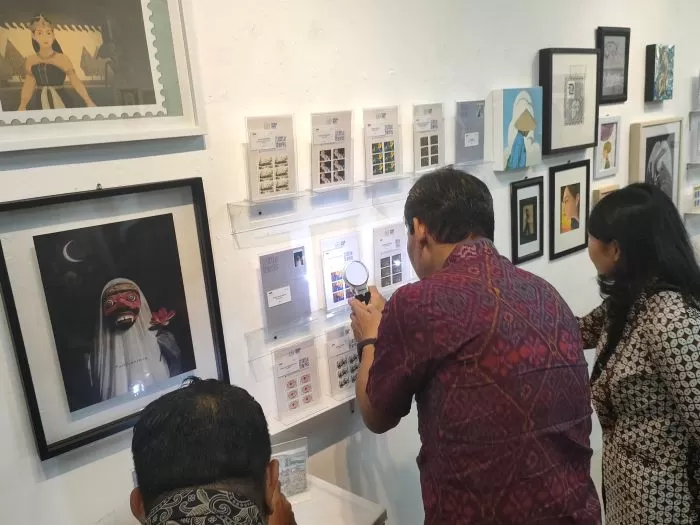 Menikmati karya seni perangko dengan kaca pembesar   (Juvintarto)