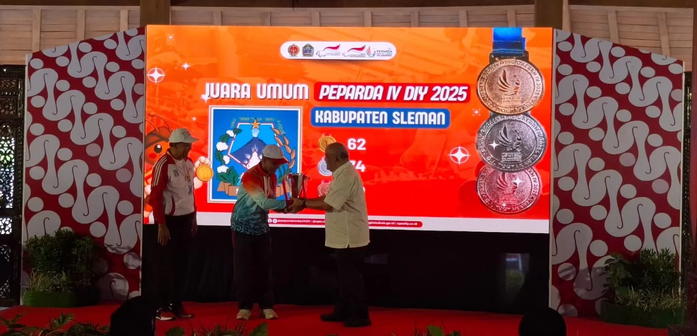 Wagub DIY serahkan piala juara umum Peparda  2025 (Dedy EW)