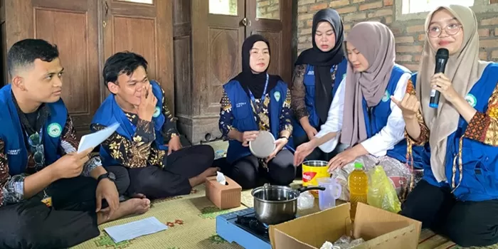 Pelatihan pengelolaan sampah bersama masyarakat di Dusun Klepu Banjararum Kalibawang Kulon Progo. 