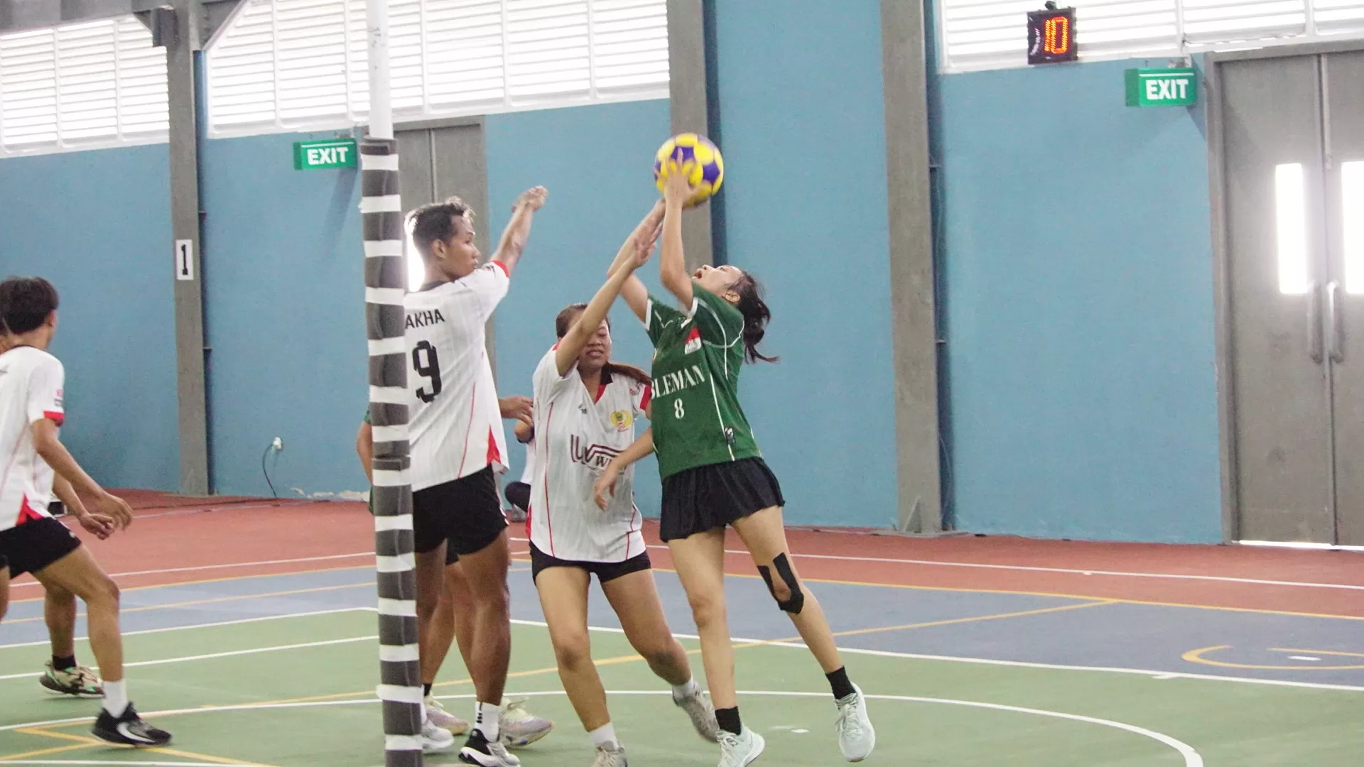 Foto : Media KONI DIY Pertandingan nomor K4 2 Korf antara Sleman (hijau) melawan Bantul (putih) di GOR UNY Semanu, Gunungkidul. 