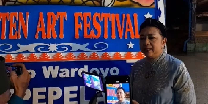 Ketua Lembaga Dewan Adat (LDA) Kraton Kasunanan GKR Wandansari Koesmoertiyah dikenal sebutan Gusti Moeng.