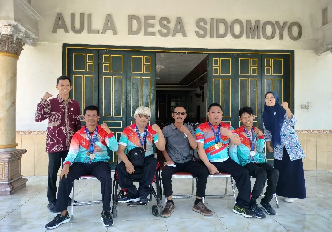 Lurah Sidomoyo, Hariyadi (tengah) bersama atlet difabel berprestasi. (Devid Permana)