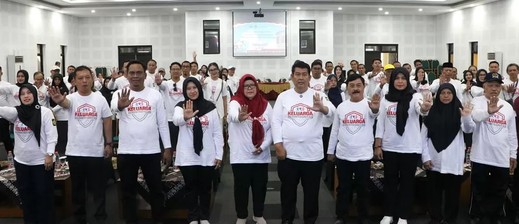  Para pejabat Kulonprogo Bupati-Wabup, Ketua dan Wakil Ketua DPRD bersama para istri serta peserta bimtek menunjukkan salam tolak korupsi.  (Asrul Sani)
