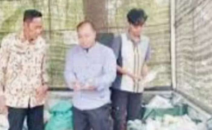 Wakil Bupati Bantul Aris Suharyanta ketika meninjau pengolahan sampah di Guwosari.  ( Judiman)