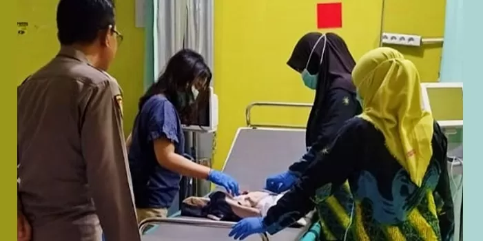 Bayi perempuan yang ditemukan di gardu kelompok tani dirawat di RSUD Panembahan Senopati. (Foto: Judiman)