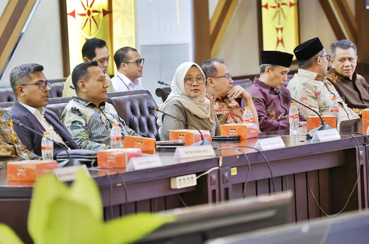 Rapat Pimpinan Dewan dihadiri oleh semua pimpinan fraksi di DPRD Jateng, unt mengevaluasi kebijakan tinjangan perumahan dan penghapusan program kerja ke luar negeri. (Budiono)