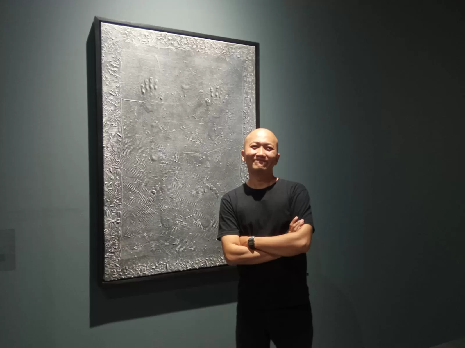 Seniman Risao Pambudi dengan karyanya berjudul Timer (Risbika Putri )