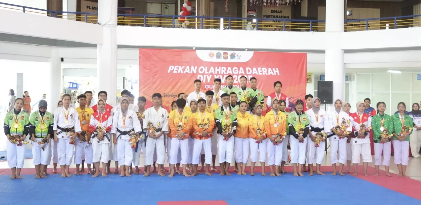 Para peraih medali cabor Kempo nomor Embu usai pengalungan medali. (Antri Yudiansyah)