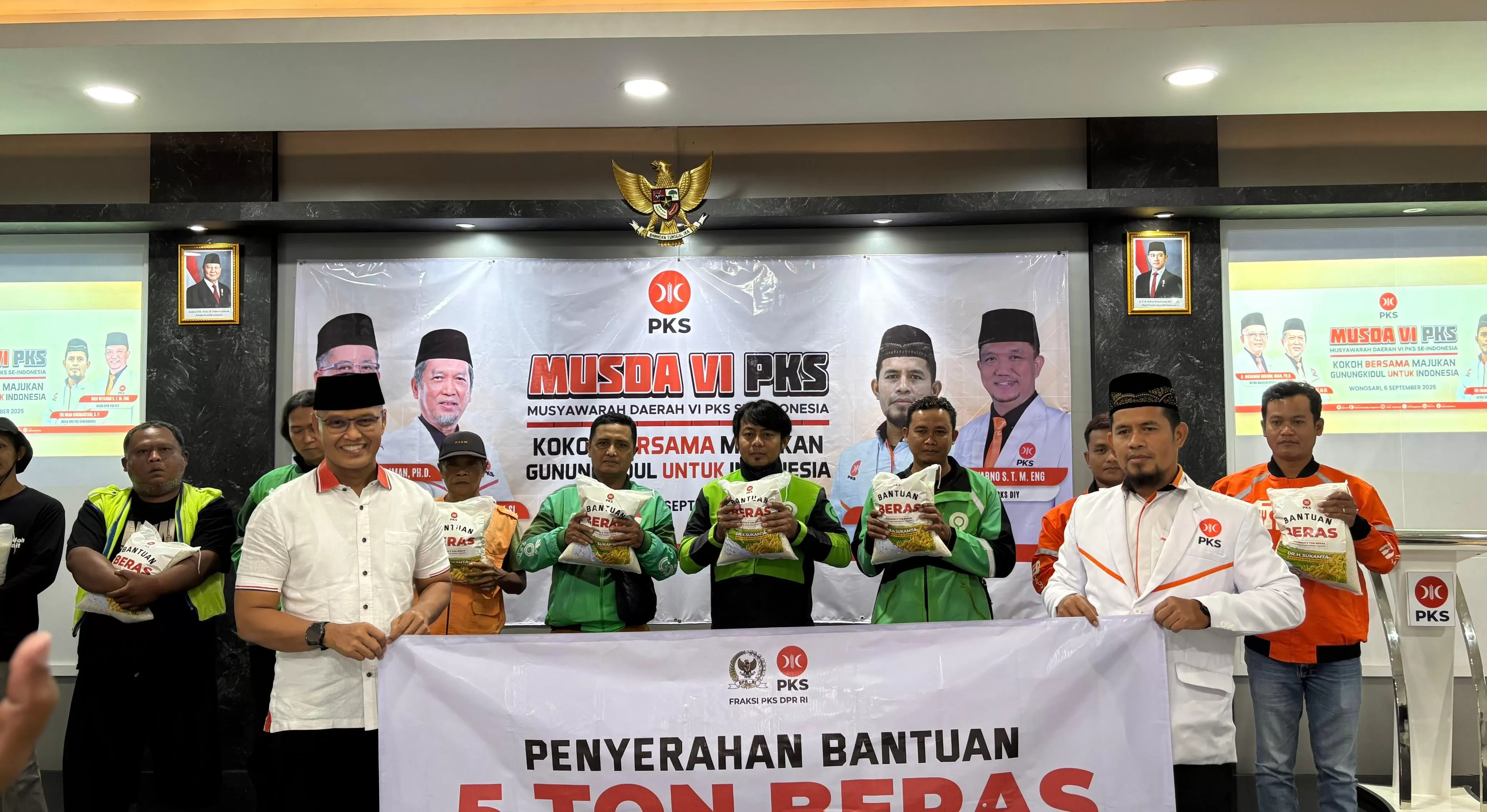 Pembagian beras kepada ojol. (Ist)