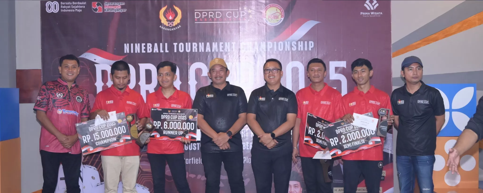 Penyerahan hadiah pemenang turnamen biliar (foto:Abdul Alim) 