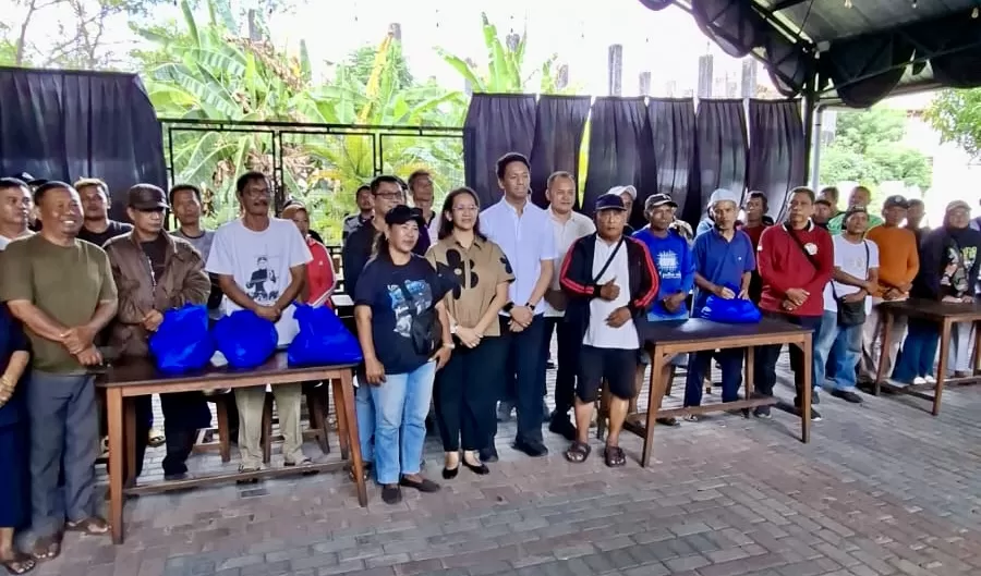 Warga menerima sembako dari Kraton Yogyakarta (Ist)