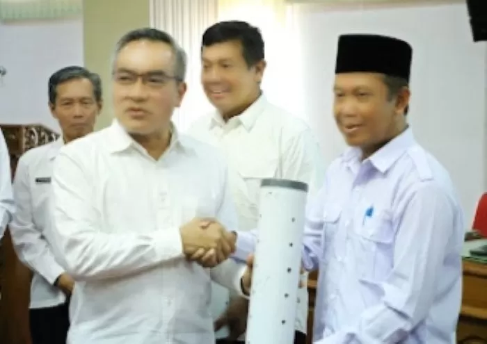 Bupati serahkan biopori secara simbolis (Judiman)