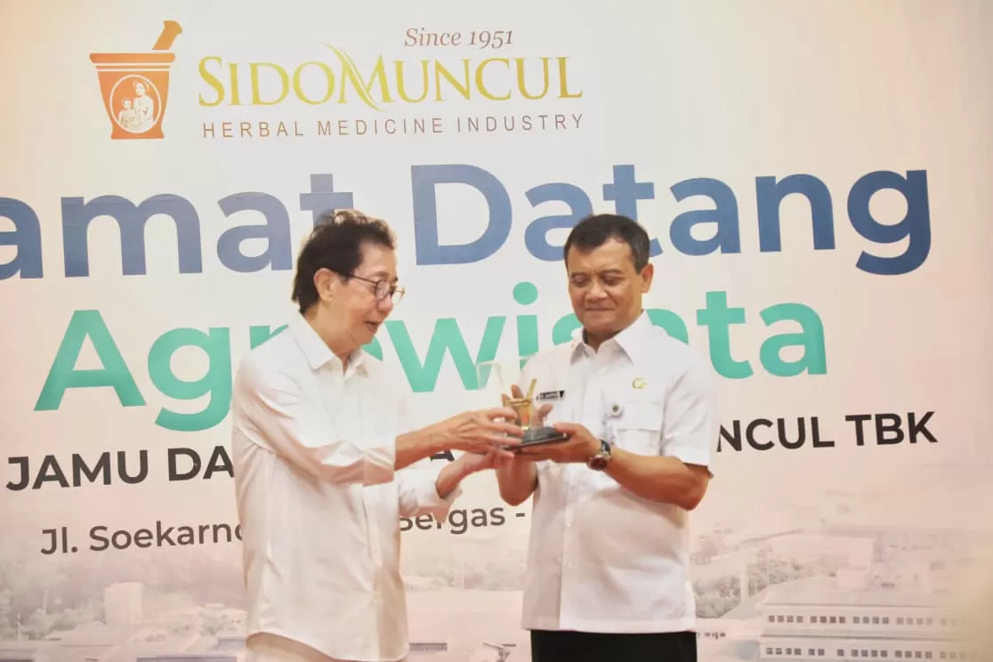 Gubernur Jawa Tengah Irwan Hidayat dan Dirut Sido Muncul Irwan Hidayat (Foto Humas Pemprov Jateng)