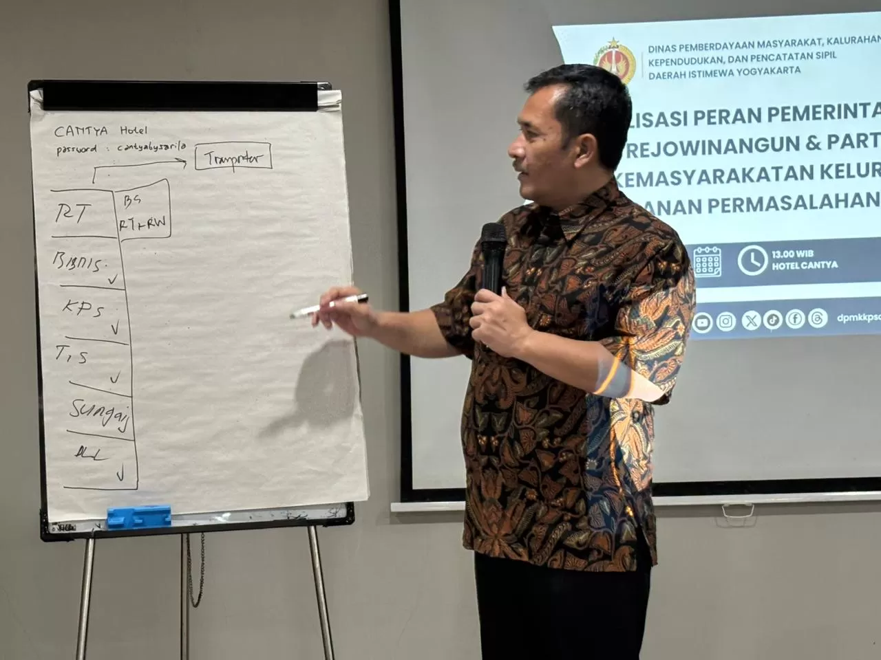 Ketua Komisi A DPRD DIY, Eko Suwanto menyampaikan pandangan terkait mitigasi bencana kepada warga (Foto Istimewa)