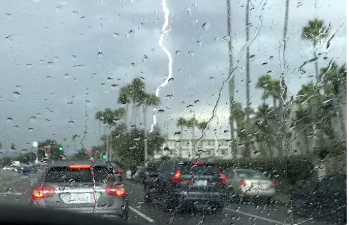 Ilustrasi cuaca buruk. (unsplash)