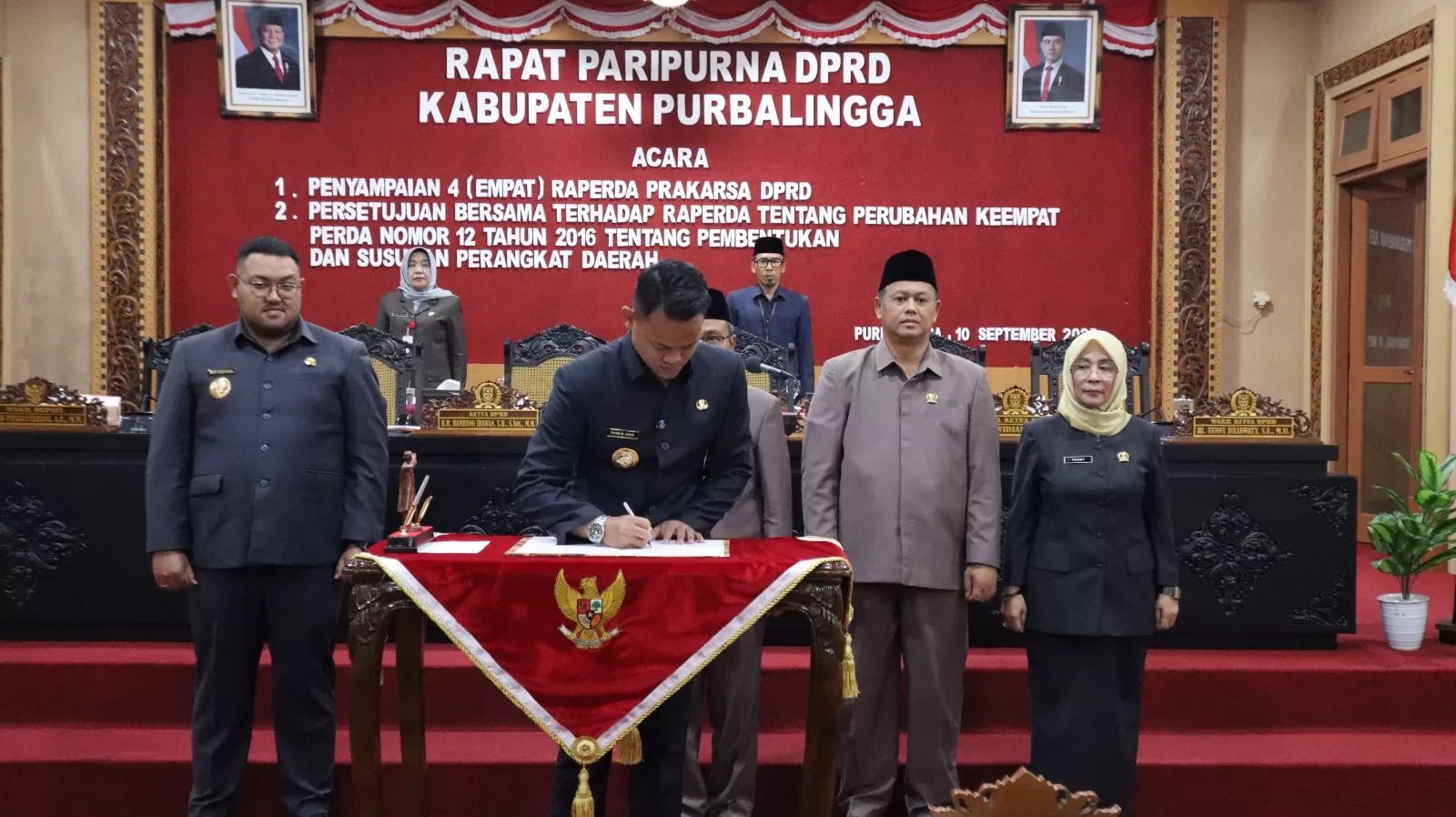  Rapat paripurna dipimpin oleh Wakil Ketua DPRD Purbalingga Aman Waliyudin. Hadir dalam kesempatan tersebut Wakil Bupati Dimas Prasetyahani, Jajaran Pimpinan dan Anggota DPRD, serta Sekretaris Daerah  ( Rapat paripurna dipimpin oleh Wakil Ketua DPRD Purbalingga Aman Waliyudin. Hadir dalam kesempatan tersebut Wakil Bupati Dimas Prasetyahani, Jajaran Pimpinan dan Anggota DPRD, serta Sekretaris Daerah Herni Sulasti.  )