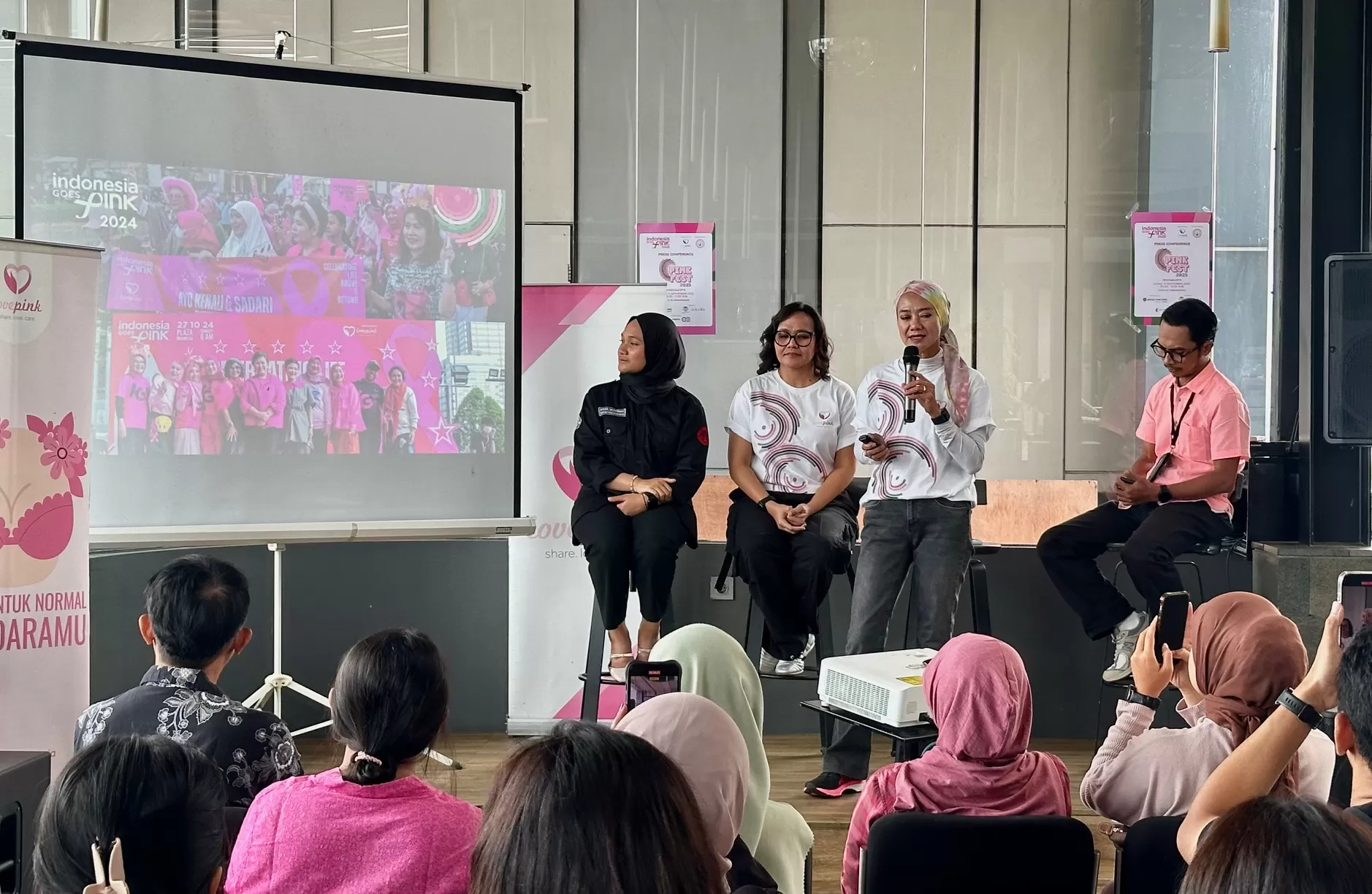 Penyelenggara saat memberikan pemaparan pada media dan komunitas (Harminanto) 