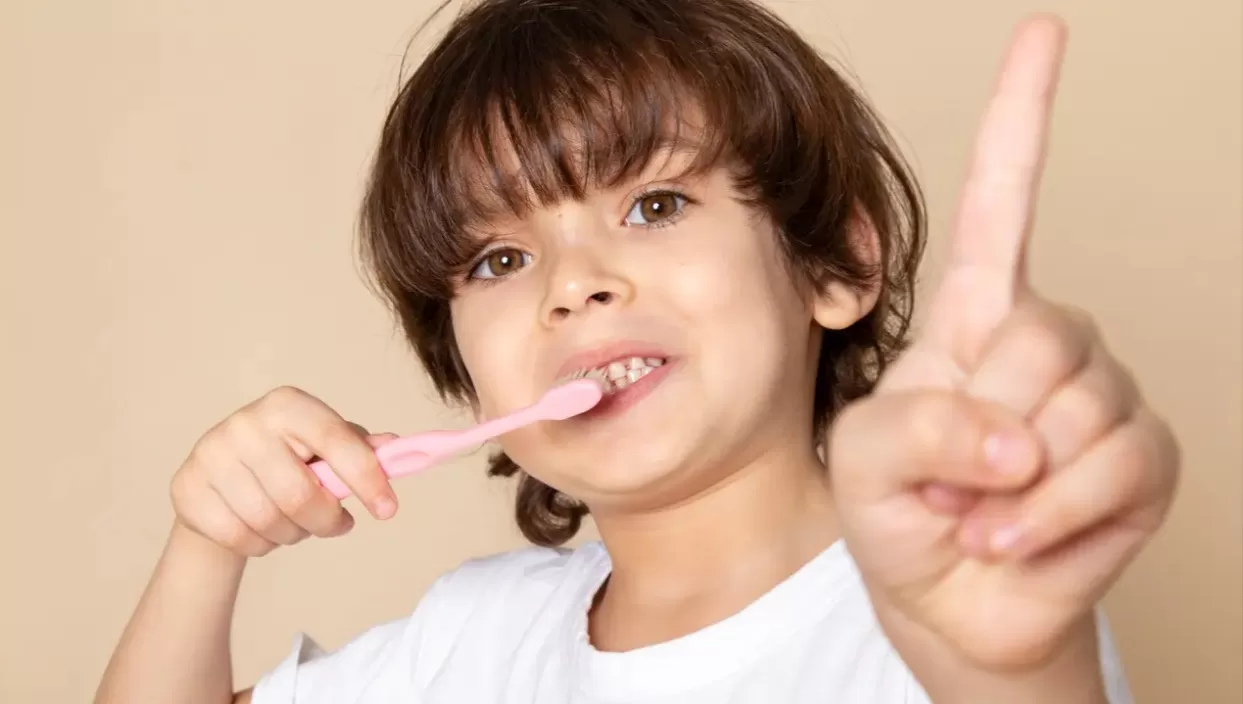  Salah waktu dan teknik jadi penyebab utama hanya 2,8 persen orang Indonesia sikat gigi dengan benar. Ketahui cara tepat menjaga gigi sehat.   ((Image by mdjaff on Freepik))