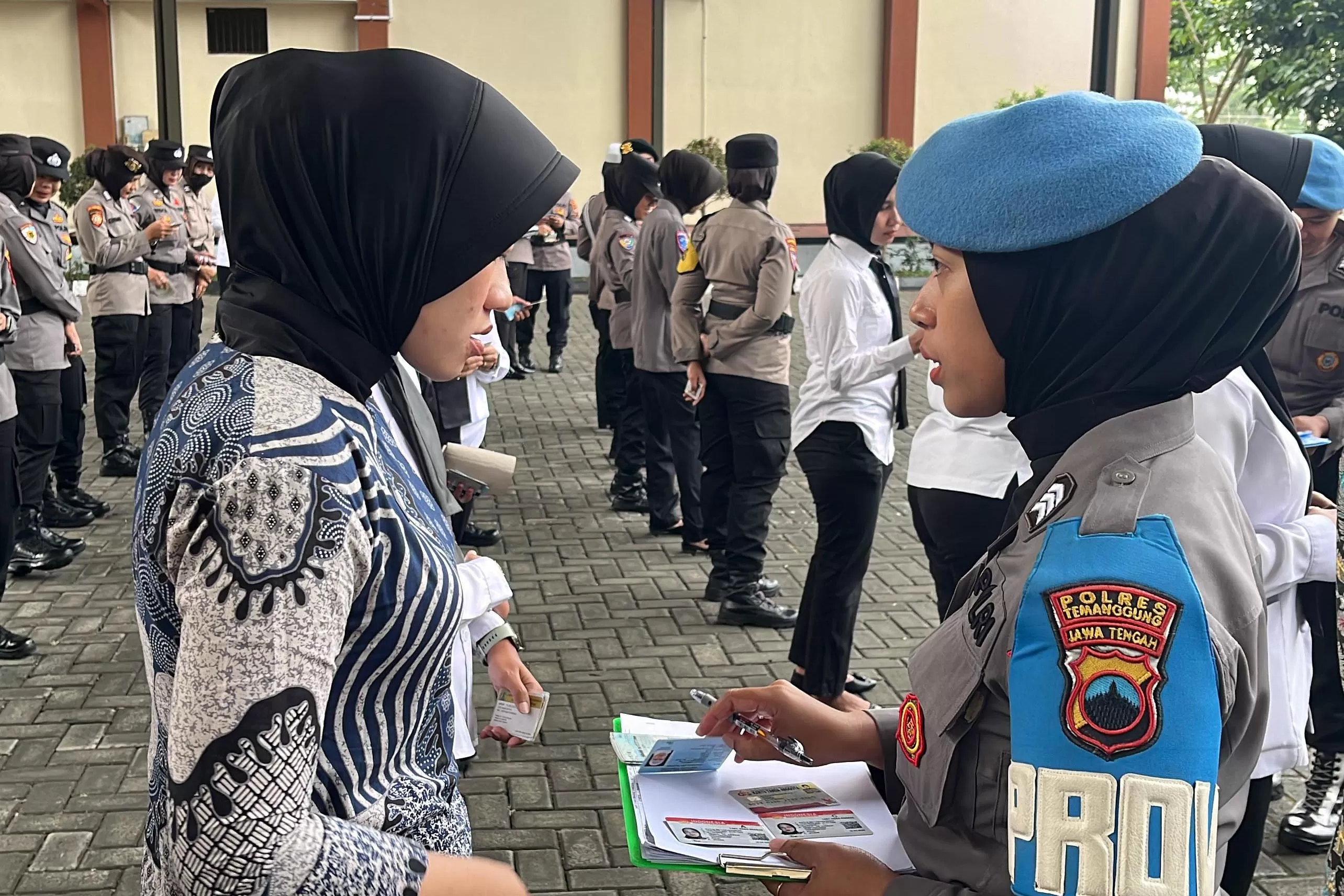 Pemeriksaan anggota Polwan