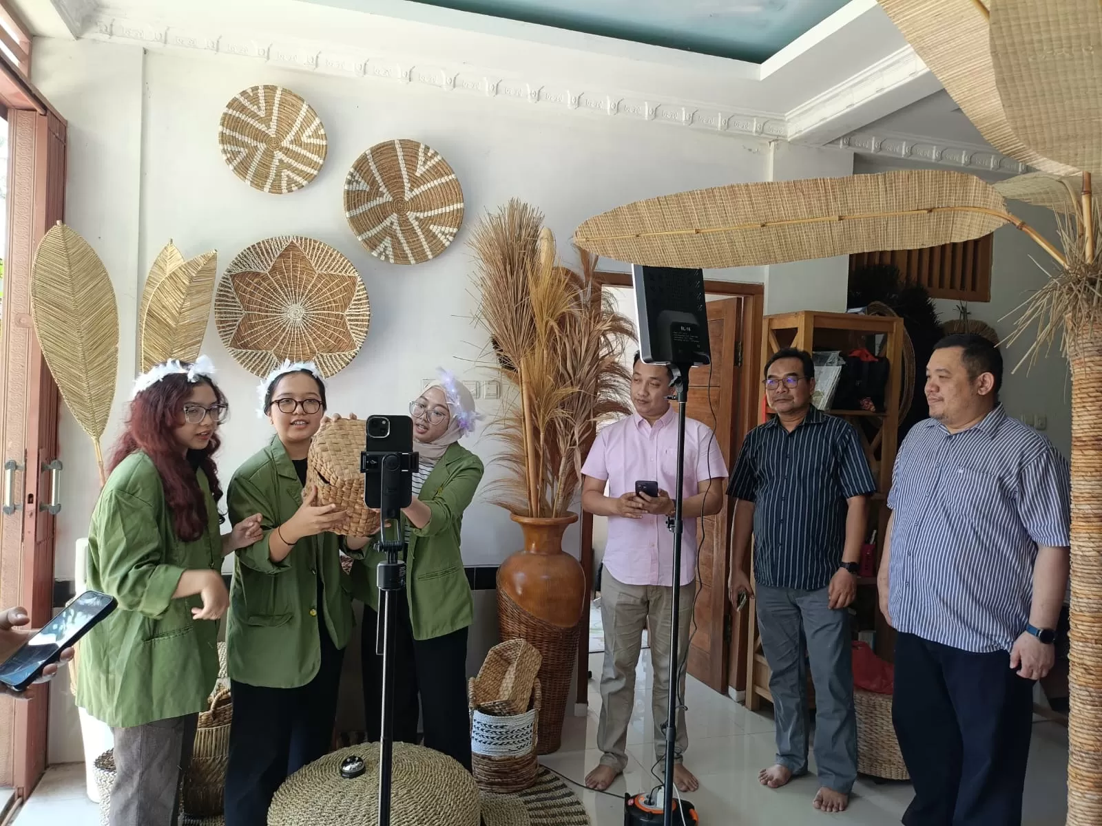 Promosi produk kerajinan Enceng Gondok melalui media sosial oleh mahasiswa UPN Veteran (Foto: Istimewa)