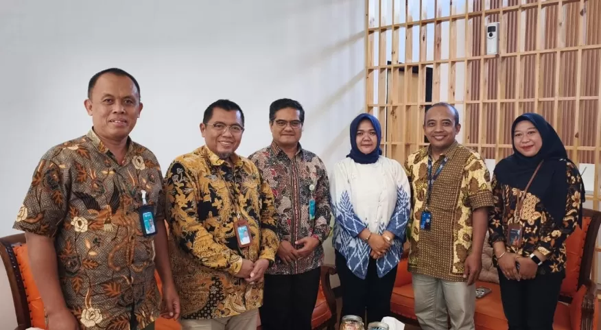 Direktur Layanan Operasional RSUP Dr. Sardjito, dr. Riat Elkhair, SpPK bersama jajaran manajemen Pos Indonesia KCU Yogyakarta usai koordinasi kerja sama layanan antar obat racikan. (Istimewa)